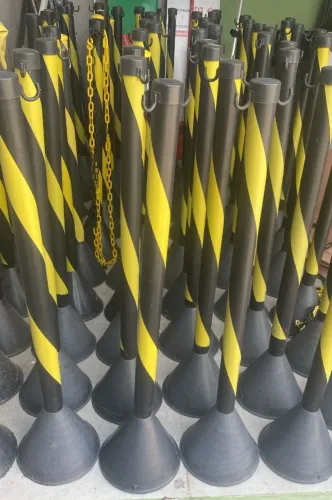 Pedestais Zebrado + Corrente de Sinalização