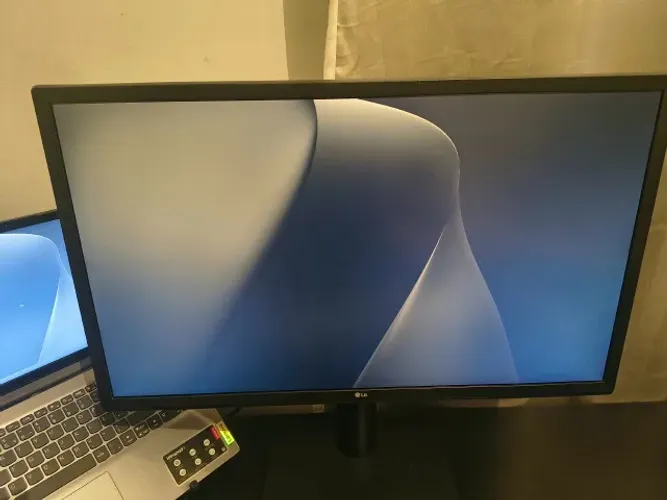 Monitor Profissional LG 27' IPS, 4K UHD, 99% sRGB, HDMI/DisplayPort, Ajuste de Altura, VES
