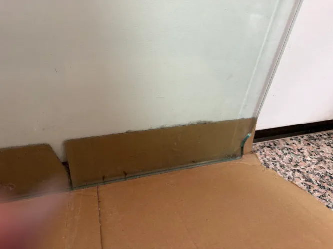 Tampo de mesa em vidro temperado.