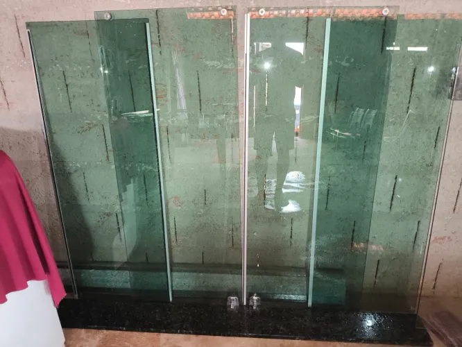 Vendo uma janela de blindex com uma pedra verde esmeralda 