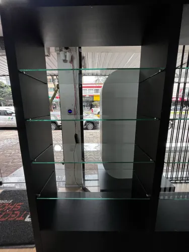 Vitrine em madeira com prateleira de vidro