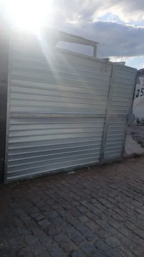 Portão medindo 2,30 altura 3,30 largura 100% galvanizado com pedestre trilho fechadura