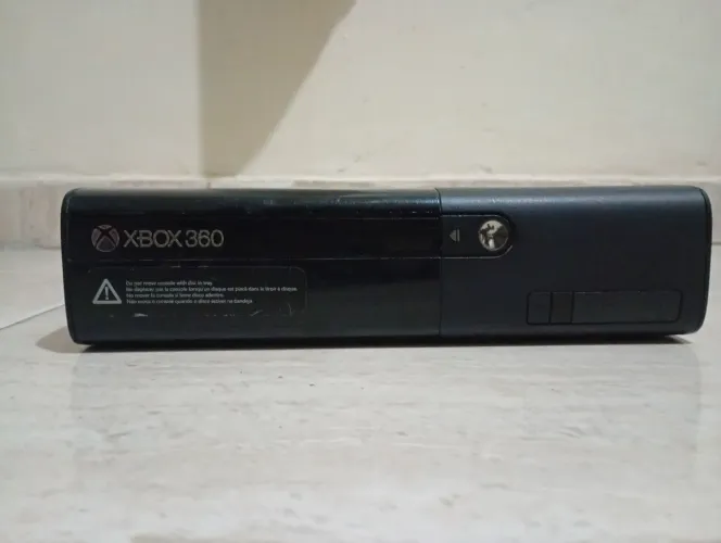 Xbox 360 usado com cabos e fonte sem controle