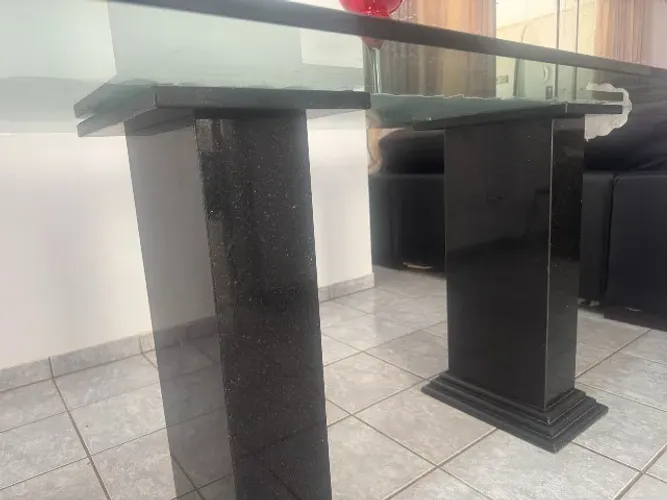 Mesa vidro com pés de granito
