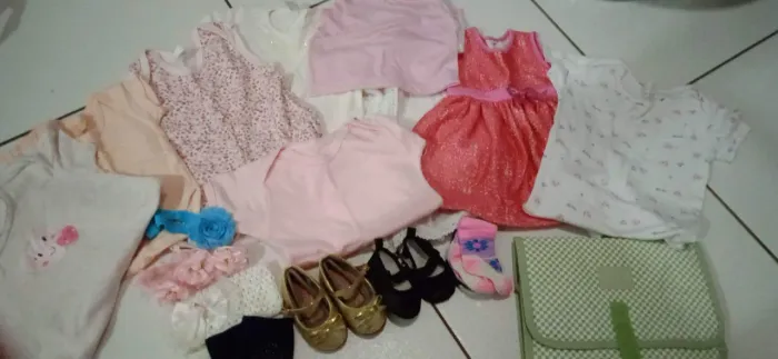 Lote roupas e acessórios pra Bebê