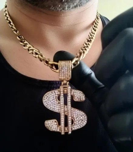Colar com Pingente grande em forma de cifrão totalmente cravejado de ouro 18 quilates