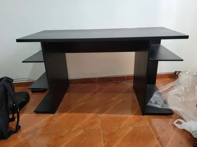 Mesa preta para computador