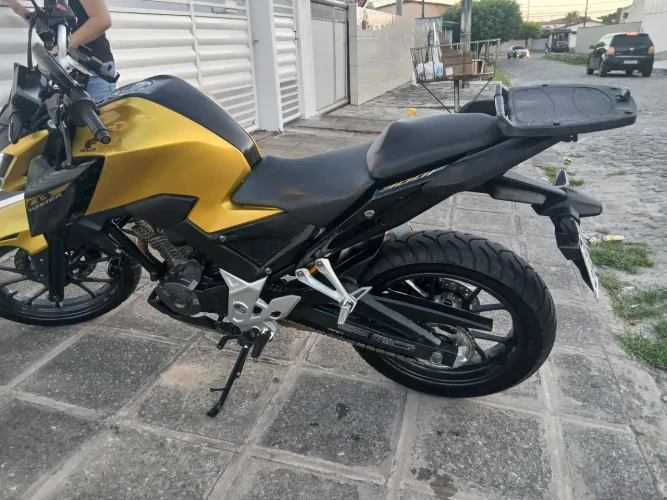CB300F bem conservada.