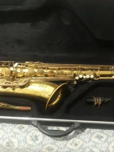 sax tenor milano desplacado muito afinado somente para pessoas que entendem. case