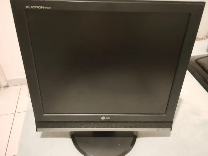 Monitor LG 19? - Liga sem imagem - Para conserto/peças.