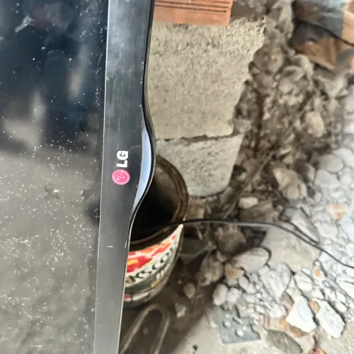Tv lg modelo 32N540B quebrada para peças ou conserto 
