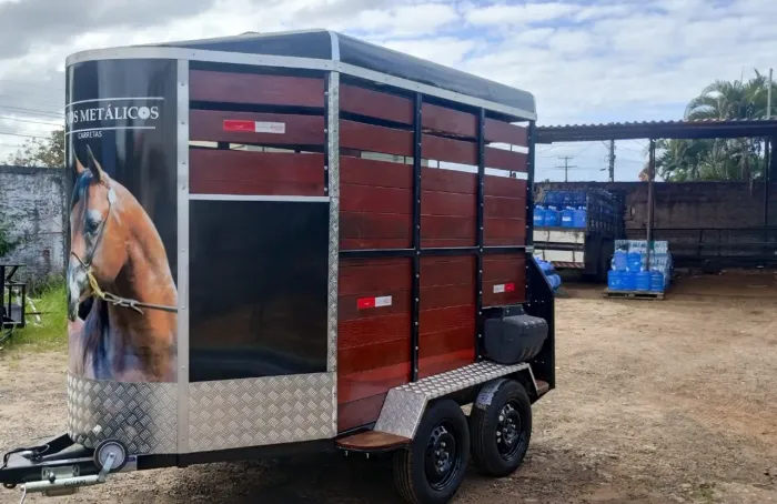 Reboque para transporte de cavalos