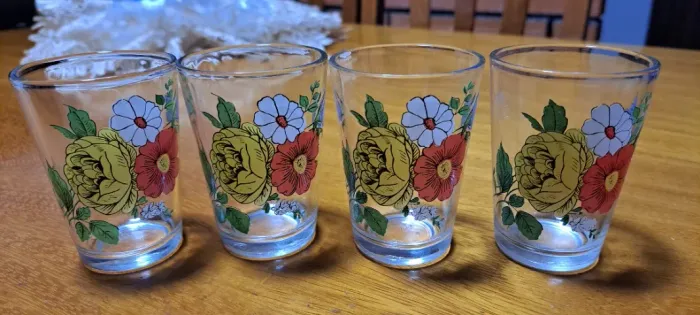 LOTE - CONJUNTO COM 4 COPOS DE VIDRO DECORADOS - FLORAL VINTAGE