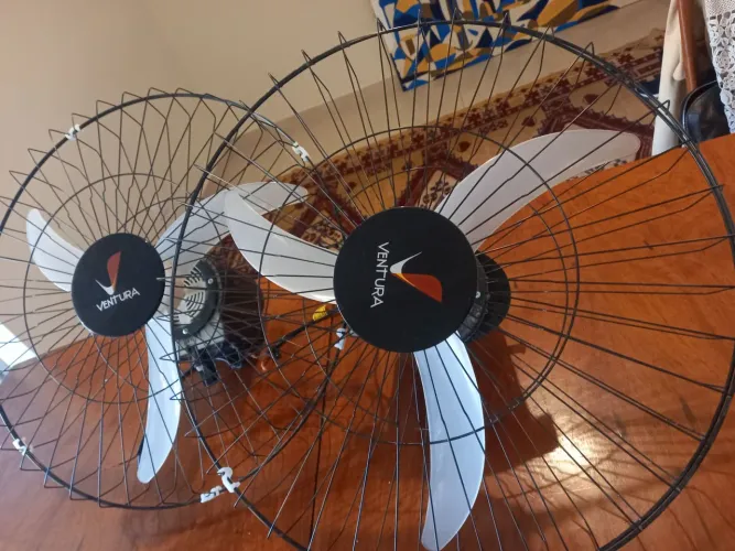 Dois Ventiladores de parede