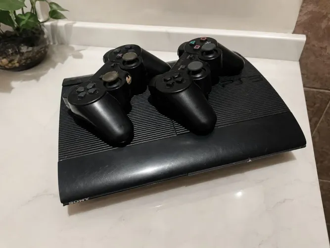 PlayStation 3 Super Slim PS3 CECH-4011B 250GB Completo + 8 Jogos + 2 Controles