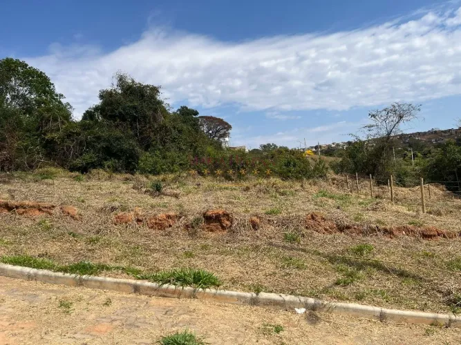 Lote em Caxambu, no bairro Jardim Alice 2, à venda.