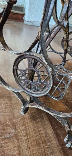 Mesa Antiga de Máquina de Costura com Tampo de Mármore - Vintage Retrô