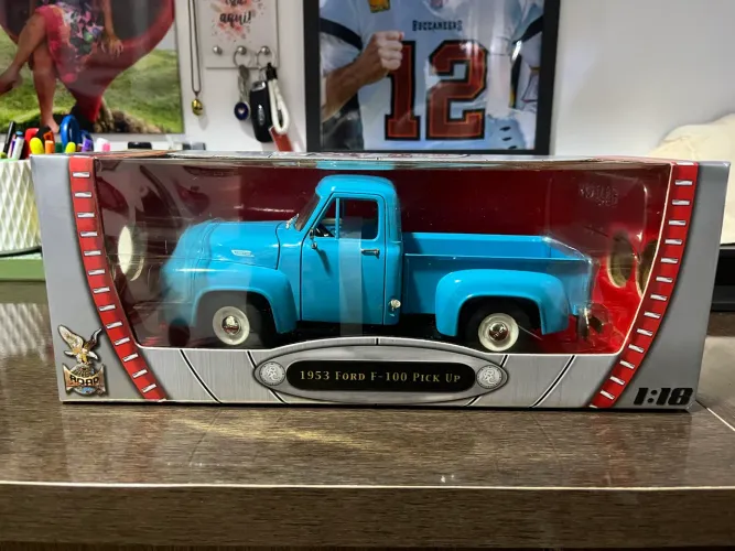 Miniatura Ford F-100 escala 1/18 