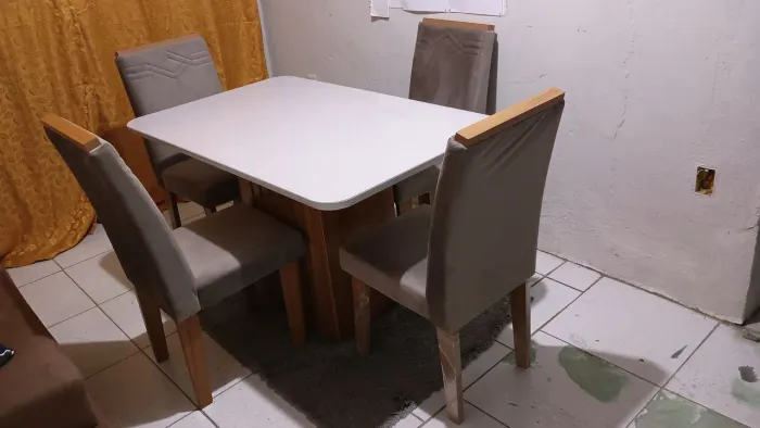 Mesa com 4 cadeiras