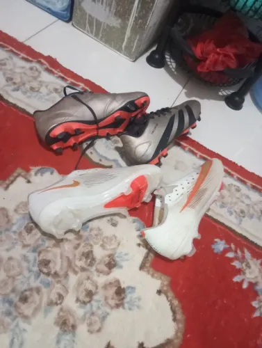 Chuteira seminovas campo Nike e Adidas ambos 41 
