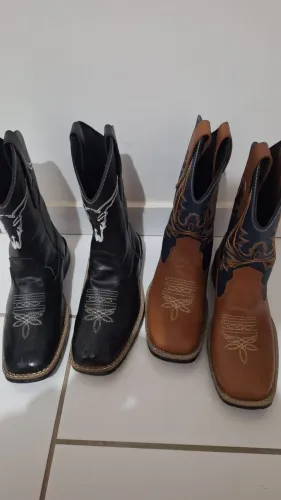 Vendo 2 bota de cano longo unisex 
