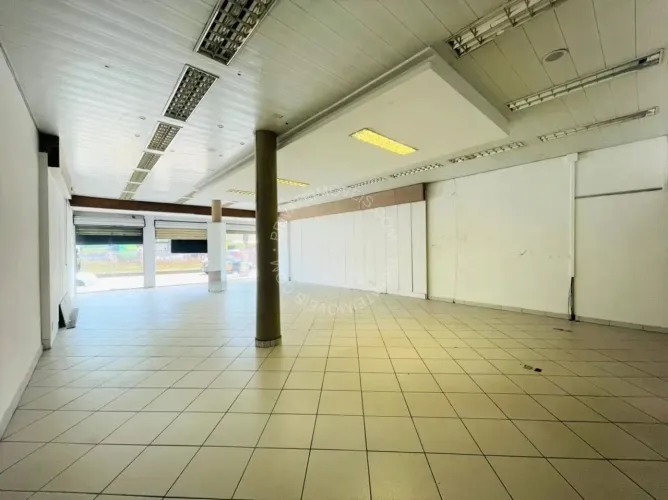 Loja para alugar no Passo da Areia com 100m²