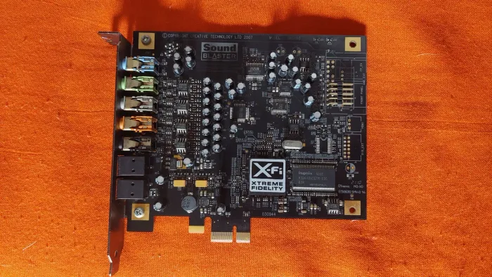 Sound Blaster X-Fi Titanium SB0880 PCIe - Chip Nativo EMU20K2