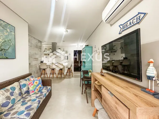 Apartamento reformado com varanda e lazer a 400m da praia na Enseada, Guarujá