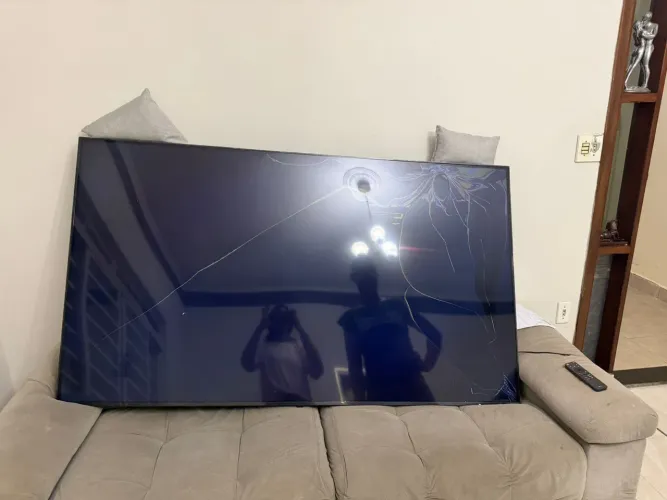 Smart tv 4k,  43    polegadas , Tela trincada,,  funcionando,  200 reais 