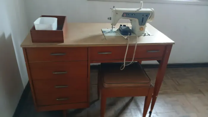 Máquina de costura Singer Multiponto antiga com gabinete