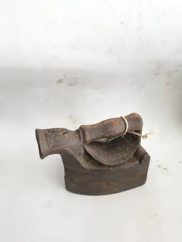 Antigo ferro de passar roupa a carvão mimoso