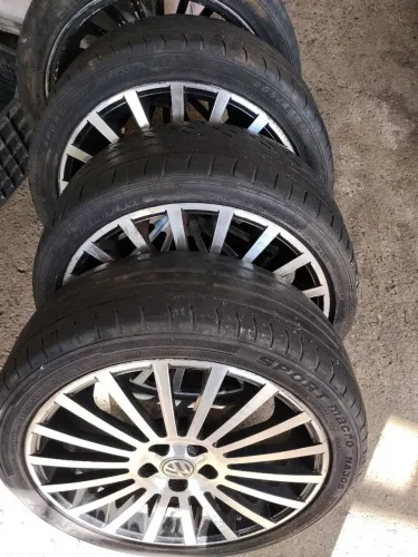 Vendo jogo de rodas 5 furos 17 perfil 205 45 17 2 pneus bom e 2 fraco