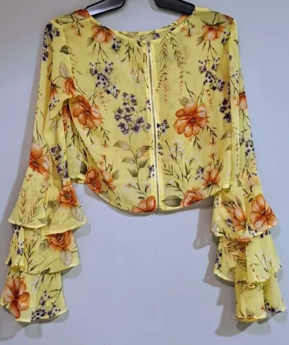 Camisa estilo croped não tão curta 