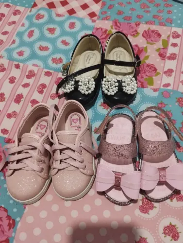 Sapatos tênis e sandália