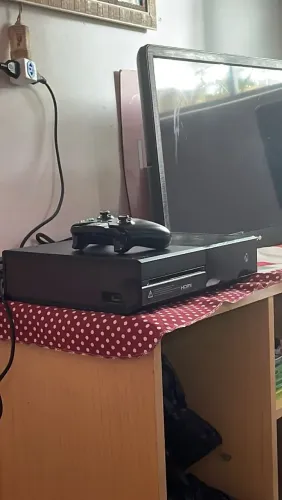 Troco xbox one 500 GB tem um controle um jogo , troco por celular
