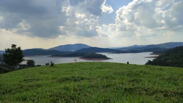 sitio de 5 alqueires represa pé na água em Joanópolis SP