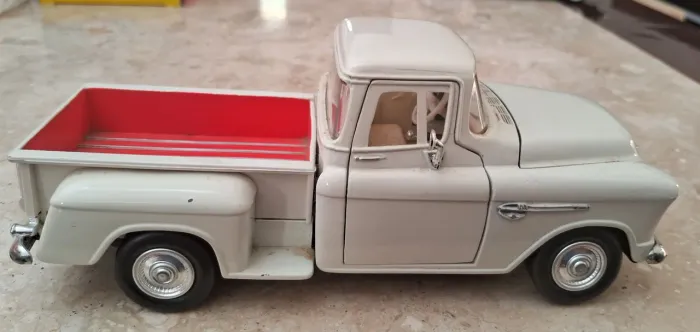Miniatura Chevrolet 1955 Stepside Pick-up Branca escala 1.24