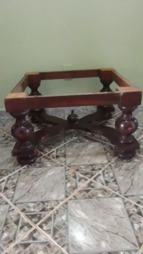 Mesa trabalhada em madeira linda!!!