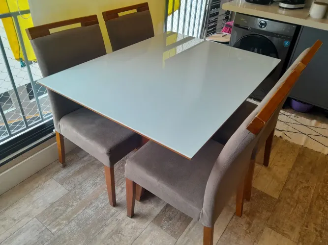 Mesa com Quatro Cadeiras