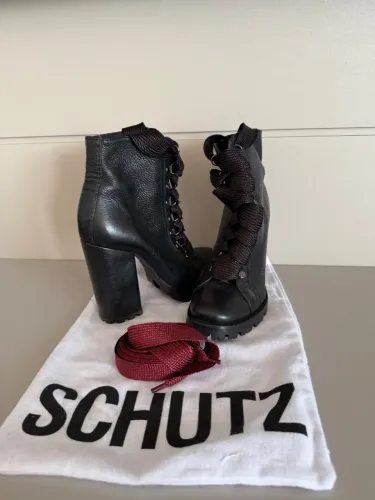 Bota Schutz semi nova