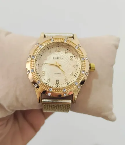 Relógio médio delicado caixa redonda com detalhes de strass personagem Disney dourado