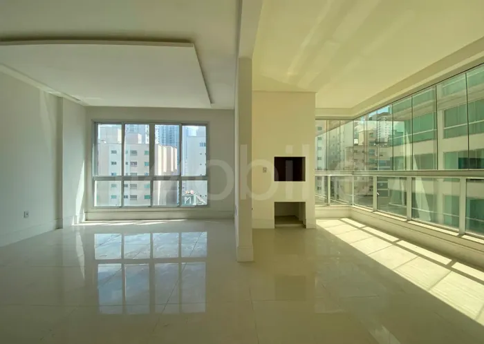 Apartamento vazio no Edifício Cambirela Residence em Itapema