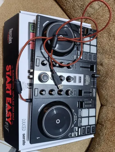 Controlador DJ Hercules Inpulse 200 MK2 8 Pads 4 Modos Preto