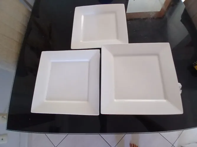 Vendo esses pratos em porcelana tamanho 26×26.