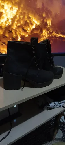Bota de salto médio