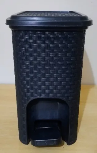 Lixeira preta com pedal.