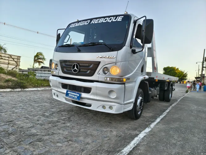 MB Accelo 815 Ano 2012 Reboque Com Asa Delta Guincho 6Mts Pronto Para o Trabalho 