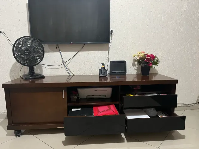 Rack para TV em madeira escura com rodinhas - ótimo estado 