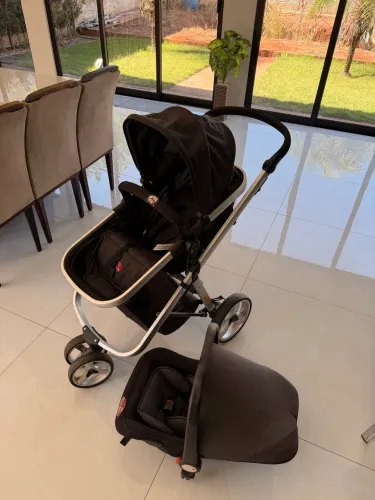 Carrinho de Bebê Moisés com Bebê conforto 