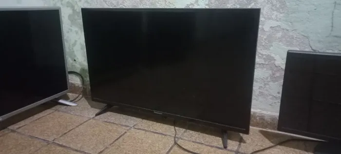 3 tvs 32" para conserto ou retirada de peças. 